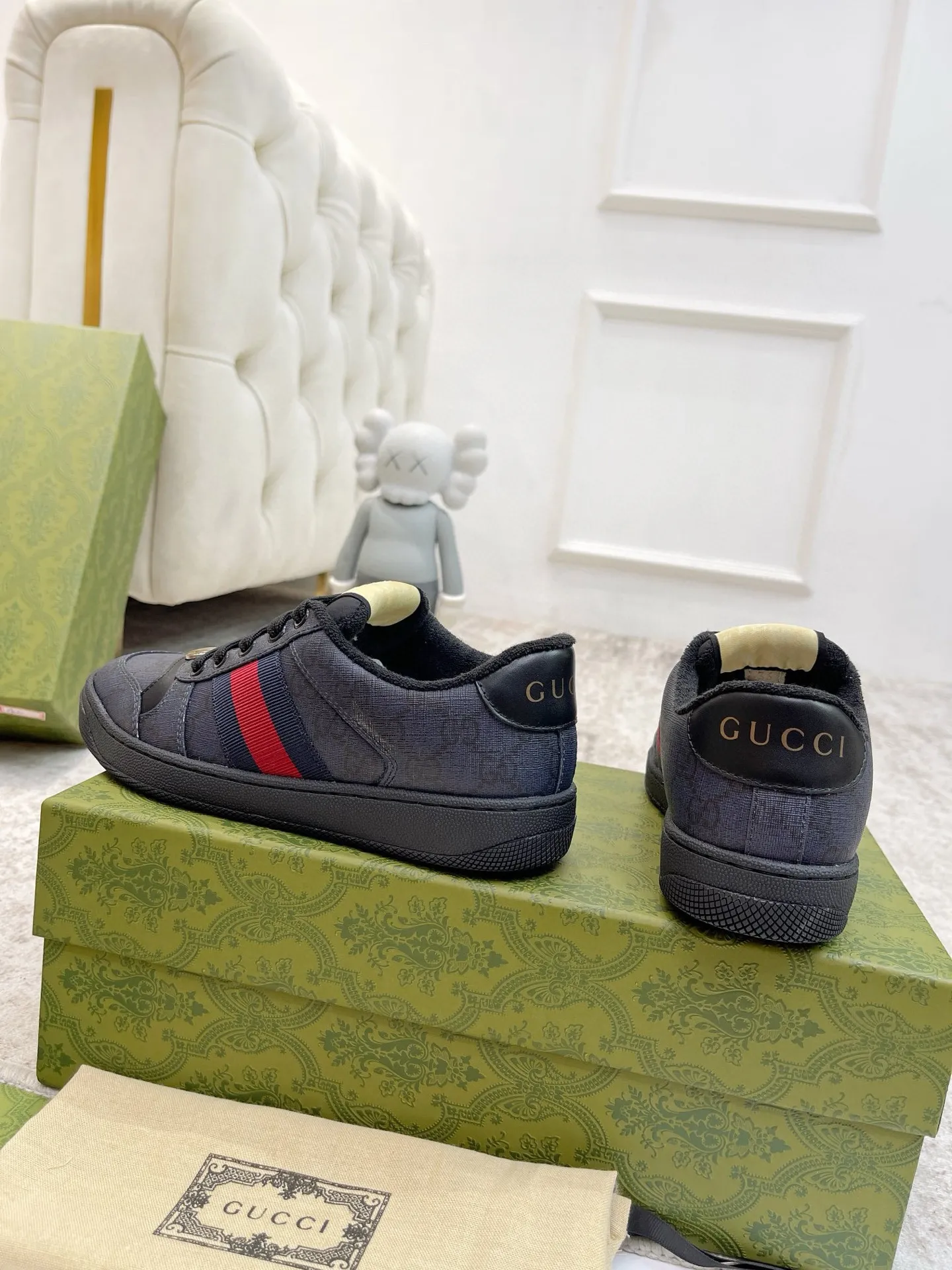 Ex-factory price: 540💰 GUCCI Gucci's newly upgraded back cover lining, top-notch old dirty shoes, classic casual sports shoes for couples, retro sneakers and old G family dirty shoes, updated at the counter simultaneously! ①The shoe upper has the same water-based edge coating process as the original version⚠️The ordinary oil edges on the market have a strong glue feel and are easy to fall off! Grade A first-layer nubuck leather (with pores)/matching computer embroidered double G cloth, high-density terry velvet lining. ② A PVC transparent small round mark sealing line is added to the details of the midsole. The mold is opened six times and the jewelry craftsmanship is used to customize the two-color double G buckle, striving to be the same as the original version. A pair of buttons is more than three times more expensive than ordinary buckles on the market. ③An old two-color washable label, the chip is placed on the outer waist of the right foot, the entire shoe is completely hollowed out with rubber technology, TUP material (rubber to distinguish the market) with the latest green packaging from the counter, 3D printed handbag, and a pair of shoelaces. There is no pressure when entering and exiting the counter. You can buy a 1:1 accurate replica of the original version and modify and upgrade it repeatedly. The details are perfectly restored, the materials are all customized, and they are truly top-notch. Please look at the details clearly to identify the quality. Upper: First-layer frosted cowhide/embroidered double G cloth. Lining: original high-density velvet lining. Foot pads: original pearlescent sheepskin. Outsole: private molded vacuum TPU material. Packaging: original top-grade full set packaging at the counter. Shoe size: women's size 35-40, men's size 39-44 (men's size 38, 45🉑️customized, non-returnable)